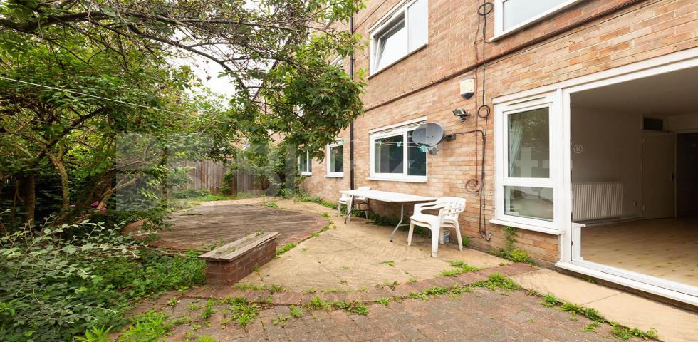 Ground floor 4 bedroom with large garden by Bromley By Bow Patrick Connolly Gardens, Bow E3